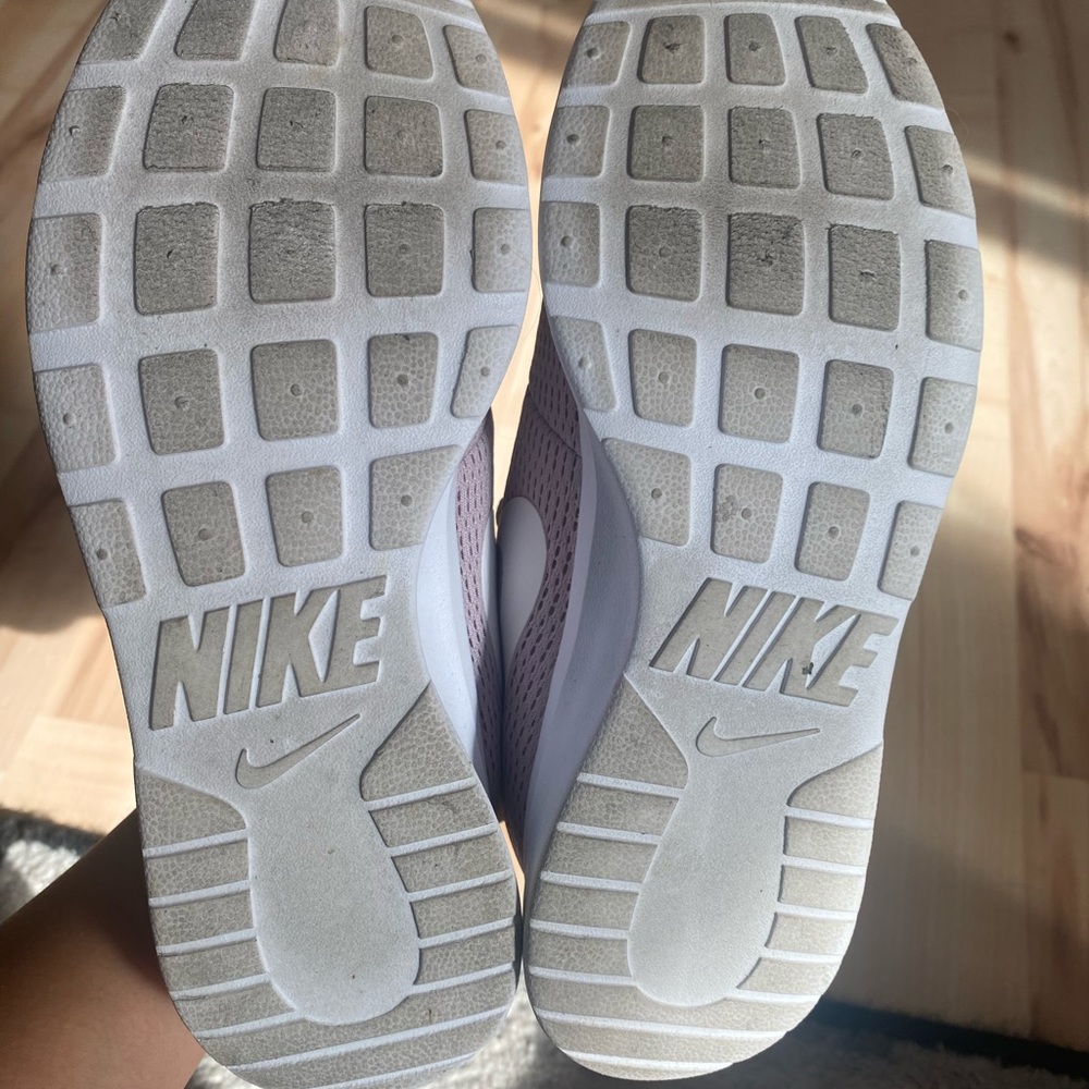 *SOLD* Women’s Nike Shoes (size 6) - Picture 6 of 6